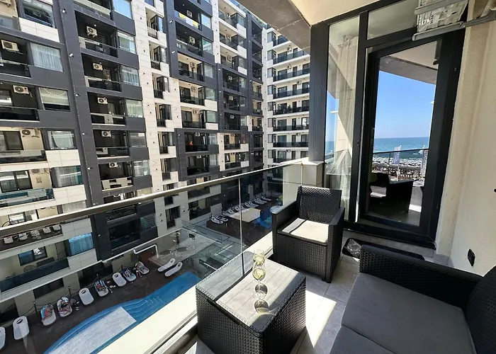 Апартаменты Breakfree At Azimuth Building Stefan Нэводари