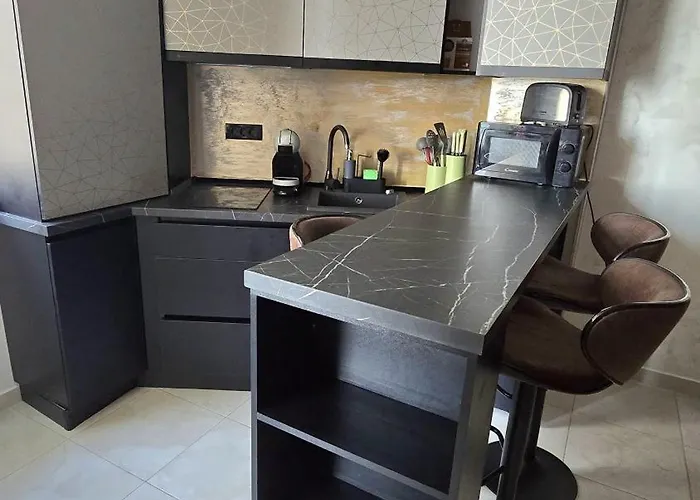 Breakfree At Azimuth Building Stefan * Нэводари