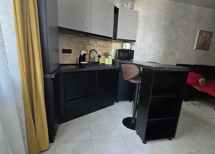 Апартаменты Breakfree At Azimuth Building Stefan