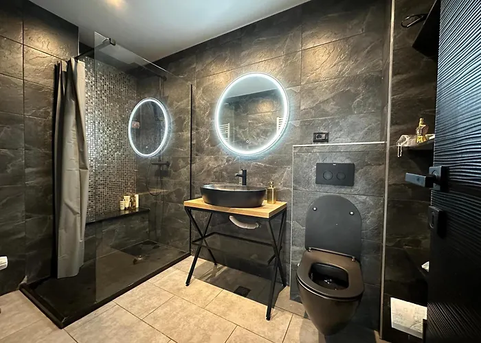 Апартаменты Breakfree At Azimuth Building Stefan